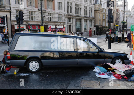 Westminster, London, UK. 8e octobre 2019. Extinction des militants rébellion bloquer les routes autour de Westminster dans une deuxième journée de manifestations contre le changement climatique. Trafalgar Square reste fermée à la circulation avec des manifestants enchaînés à un corbillard à l'entrée de Whitehall. Credit : Malcolm Park/Alamy Live News. Banque D'Images