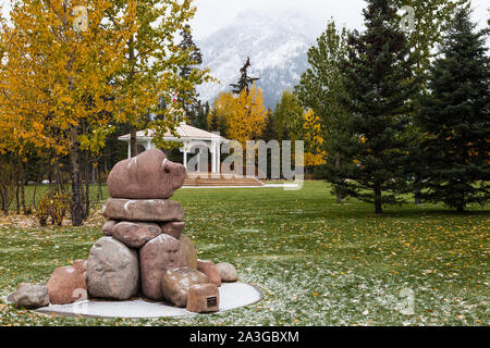 Sleeping Buffalo stone sculpture dans un parc public dans la ville de montagne de Banff (Alberta) Banque D'Images