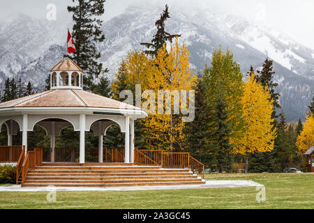 Le Louis Trono Gazebo dans un parc public dans la ville de montagne de Banff (Alberta) Banque D'Images