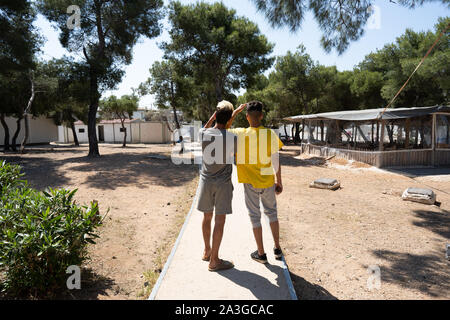 Deux jeunes garçons posent pour la caméra sur Camp Sxistou. Identité des enfants dans les photographies est farouchement protégé par des ONG, les Nations Unies et le gouvernement et j'ai donc décidé de les photographier, mais par derrière. En 2018, il y avait près de 66 969 demandes d'asile officielle d'après les données statistiques publiées par le service de l'asile. Le HCR cite 15 670 comme le nombre de réfugiés qui sont arrivés en 2019. Banque D'Images