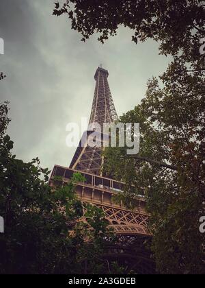 La Tour Eiffel entourée d'arbres dans un millésime à la photographie. Banque D'Images