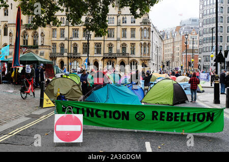 Westminster, London, UK. 8e octobre 2019. Extinction des militants rébellion bloquer les routes autour de Westminster dans une deuxième journée de manifestations contre le changement climatique. Credit : Malcolm Park/Alamy Live News. Banque D'Images