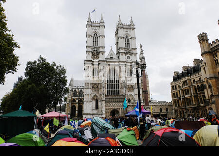 Westminster, London, UK. 8e octobre 2019. Extinction des militants rébellion bloquer les routes autour de Westminster dans une deuxième journée de manifestations contre le changement climatique, avec un campement à l'extérieur de l'abbaye de Westminster. Credit : Malcolm Park/Alamy Live News. Banque D'Images