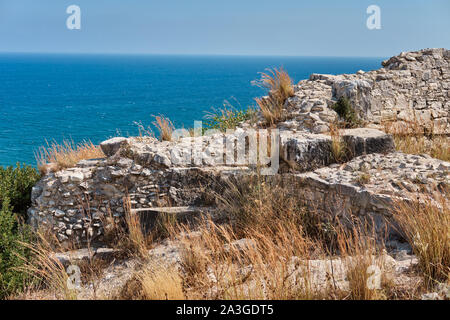 Vue sur une ruine du sanctuaire d'Apollon Hylates à Kourion idéalement situé sur la plage de l'azur de la Méditerranée. Près de 3 kilomètres à l'ouest de l'ancien grec à Banque D'Images