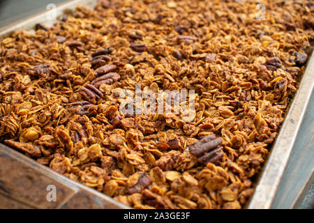 Granola érable cannelle avec pacanes : Vue rapprochée de la cannelle granola aux pacanes sur une feuille pan Banque D'Images