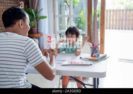 L'apprentissage des tout-petits calculs simples à l'aide de flash card à la maison avec le père Banque D'Images