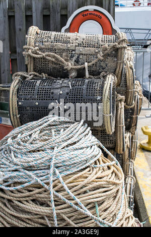 Pots de crevettes empilés sur le quai à Yarmouth, à l'île de Wight Banque D'Images