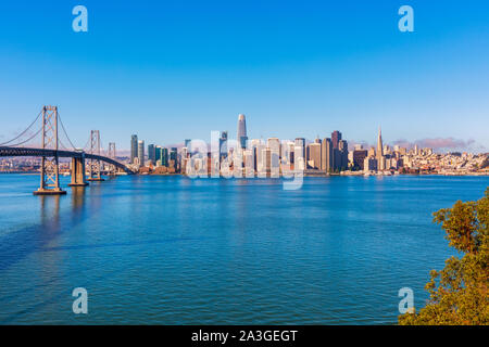 Skyline de San Francisco, Californie, USA avec le Pont de la baie de gauche. Capturées à partir de l'île de Yerba Buena. Banque D'Images