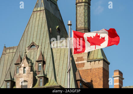 Drapeau canadien devant le Château Frontenac à Québec. Banque D'Images