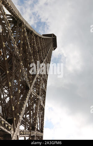 Vue incroyable sur la tour Eiffel à partir de ci-dessous à Paris France Banque D'Images