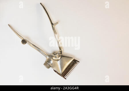 Tondeuse à cheveux manuel vintage. Outil de fraisage rétro avec des taches de rouille et de corrosion. Gros plan du salon de coiffure et un salon de coiffure sur l'équipement blanc retour Banque D'Images