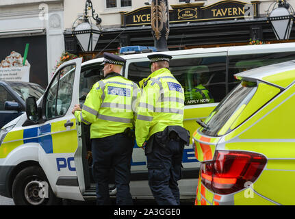 Les agents de police et les voitures de police sur une situation d'urgence à Londres Banque D'Images