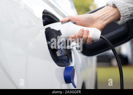 Fixation de câble d'alimentation sur l'Environnement Voiture électrique zéro émission Banque D'Images