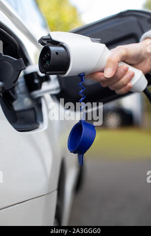 Fixation de câble d'alimentation sur l'Environnement Voiture électrique zéro émission Banque D'Images