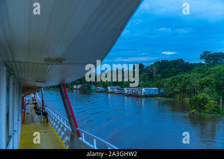 A deux jours de voyage en bateau de Manaus à Tefé sur le fleuve Amazone ou Rio Solimoes, fin de saison des pluies, l'Amazonie, Brésil, Amérique Latine Banque D'Images