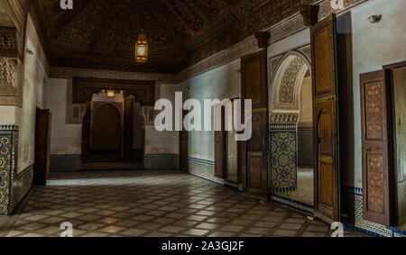 Une photo d'une chambre décorée dans le Musée Dar Si Said, Marrakech. Banque D'Images