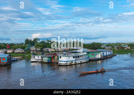 A deux jours de voyage en bateau de Manaus à Tefé sur le fleuve Amazone ou Rio Solimoes, fin de saison des pluies, l'Amazonie, Brésil, Amérique Latine Banque D'Images