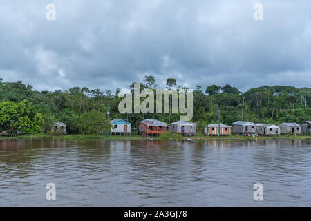 A deux jours de voyage en bateau de Manaus à Tefé sur le fleuve Amazone ou Rio Solimoes, fin de saison des pluies, l'Amazonie, Brésil, Amérique Latine Banque D'Images