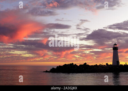 Crépuscule sur dynamique (brise-lames) Walton phare comme vu de Seabright Beach. Banque D'Images