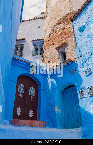 Une photo d'une allée bleue à Chefchaouen. Banque D'Images