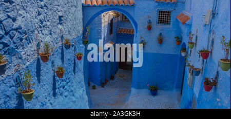 Une photo d'une allée bleue à Chefchaouen. Banque D'Images