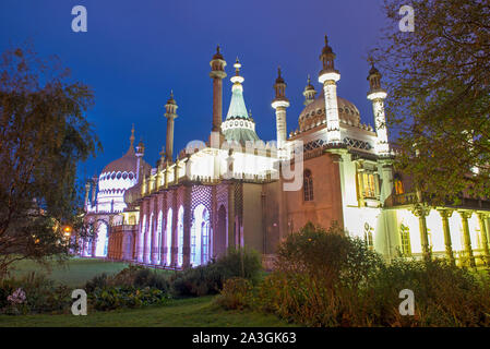 Pavillon Royal à Brighton dans la nuit. East Sussex, Angleterre. Banque D'Images