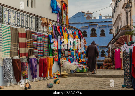 Une photo de la marchandises colorés d'une boutique de Chefchaouen. Banque D'Images