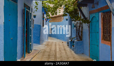 Une photo d'une allée bleue à Chefchaouen. Banque D'Images