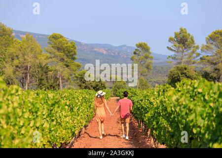 La France, Var, La Motte, à pied d'un jeune couple dans le vignoble AOP C ?tes de Provence du ch ?teau des Demoiselles Banque D'Images