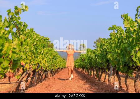 La France, Var, La Motte, à pied d'un jeune couple dans le vignoble AOP C ?tes de Provence du ch ?teau des Demoiselles Banque D'Images