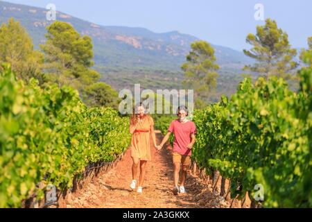 La France, Var, La Motte, à pied d'un jeune couple dans le vignoble AOP C ?tes de Provence du ch ?teau des Demoiselles Banque D'Images