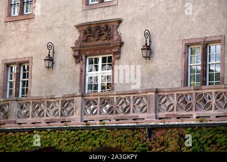 La France, Haut Rhin, Kientzheim, château, terrasse, balustrade côté cour, Castex blason, propriétaire à la fin du 19ème siècle Banque D'Images