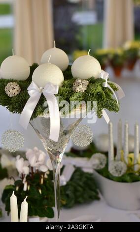 La guirlande avec bougies blanches sur les branches de l'épinette. Banque D'Images