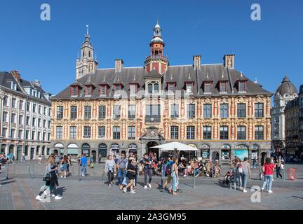 France, Nord, Lille, Place du Général De Gaulle ou la Grand Place, la vieille bourse et beffroi de la Chambre de Commerce et d'Industrie dans l'arrière-plan Banque D'Images