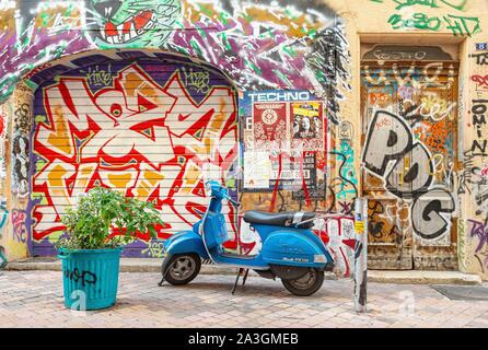 France, Bouches du Rhône, Marseille, Cours Julien, Rue Pastoret s, scooter et le street art Banque D'Images