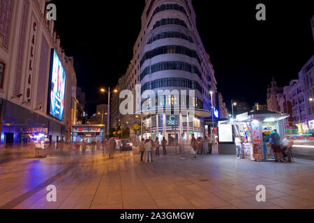 Capitol Building at night sur la Plaza del Callao, Madrid, Espagne Banque D'Images