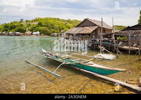 Philippines, Palawan, Malampaya Sound paysages terrestres et marins protégés, village de pêcheurs, sur une petite île au milieu du son Banque D'Images