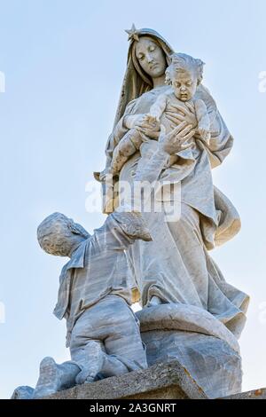 La France, Finistère, Plogoff, Pointe du Raz, sculpture de marbre de Notre-Dame des Naufrag ?s Banque D'Images