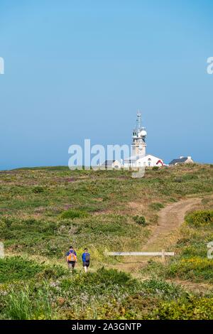 La France, Finistère, Plogoff, le sémaphore de la Pointe du Raz et le chemin de randonnée GR 34 Banque D'Images