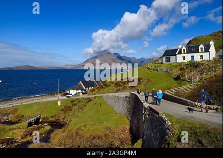 Royaume-uni, Ecosse, Highlands, Hébrides, île de Skye, Elgol village sur les rives du Loch Scavaig vers la fin de la péninsule et le Strathaird montagnes Cuillin noires à l'arrière-plan Banque D'Images