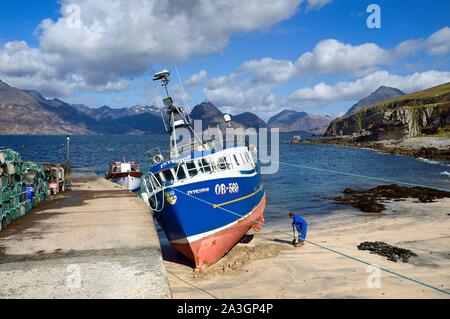 Royaume-uni, Ecosse, Highlands, Hébrides, île de Skye, bateau de pêche dans le petit port de l'Elgol village sur les rives du Loch Scavaig vers la fin de la péninsule et le Strathaird montagnes Cuillin noires à l'arrière-plan Banque D'Images