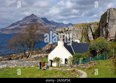 Royaume-uni, Ecosse, Highlands, Hébrides, île de Skye, Elgol village sur les rives du Loch Scavaig vers la fin de la péninsule et le Strathaird montagnes Cuillin noires à l'arrière-plan Banque D'Images