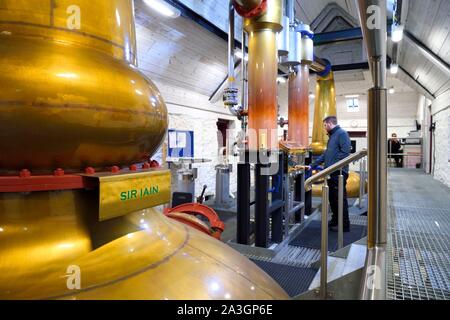 Royaume-uni, Ecosse, Highlands, Hébrides, île de Skye, Teangue, Torabhaig, laver la distillerie de whisky distillation en alambics en cuivre Alambics Banque D'Images