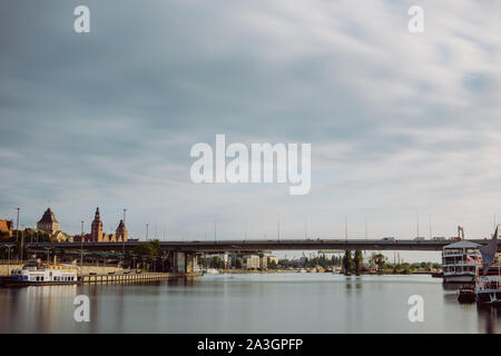 Rive gauche de la rivière Oder à Szczecin avec le musée maritime et le remblai de Chrobry, Szczecin, Pologne. Banque D'Images