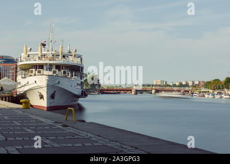 Rive gauche de la rivière Oder à Szczecin avec le musée maritime et le remblai de Chrobry, Szczecin, Pologne. Banque D'Images