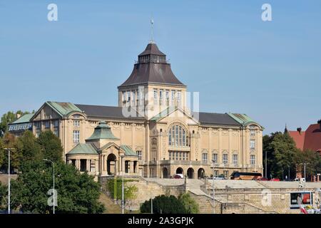 La Pologne, la Poméranie occidentale, Smolecin (Szczecin), l'Oder et de la rivière des remparts de Chrobry nommé Boleslaw I le Brave, le premier roi de Pologne, Boleslas Chrobry J, avec les bâtiments du Musée National et le théâtre Banque D'Images