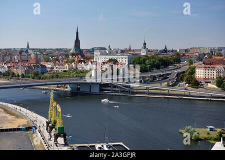 La Pologne, la Poméranie occidentale, Smolecin (Szczecin), l'Oder River quais touristiques Piast (Boulevard) avec la vieille ville et à l'arrière-plan le château du Château des Ducs de Poméranie Banque D'Images