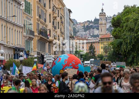 La France, Var, Nice, des centaines de personnes manifester pour dénoncer la crise climatique au cours de la marche pour le climat de samedi, 21 Septembre, 2019 Banque D'Images