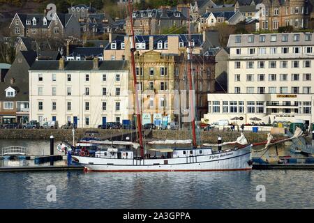 Royaume-uni, Ecosse, Highland, Argyll et Bute, goélette Hollandais volant à Oban Harbour et l'Oban Times dans l'arrière-plan Banque D'Images