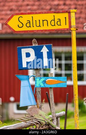 La Suède, dans le comté de Vastra Sweden Hokerum Ulricehamn, hameau, panneau routier à l'entrée Banque D'Images